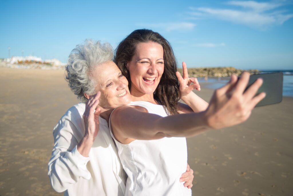 Madre e hija disfrutando al aire libre.